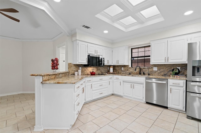 kitchen with visible vents, stainless steel appliances, a peninsula, and decorative backsplash