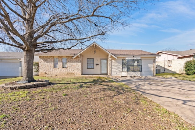 single story home featuring a front lawn and driveway