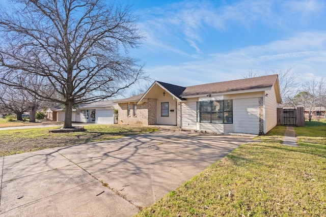 view of front of property featuring concrete driveway, a garage, fence, and a front yard