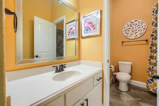 full bathroom featuring baseboards, toilet, and vanity