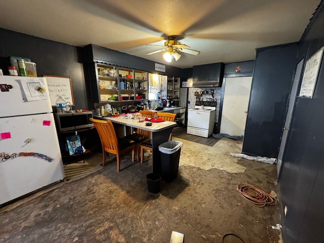 dining room with ceiling fan