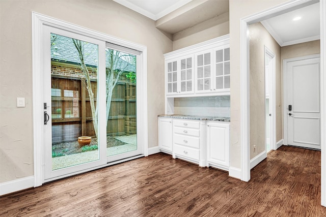 interior space with dark wood finished floors, recessed lighting, crown molding, and baseboards