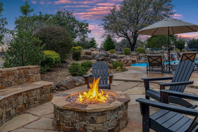 156 Stoneleigh Dr, Heath, TX 75032 - patio terrace at dusk featuring an outdoor fire pit and a patio area