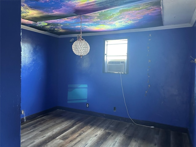 spare room with cooling unit, dark wood-style flooring, baseboards, a notable chandelier, and crown molding
