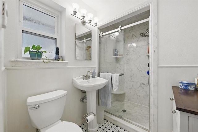 3433 Lawndale Ave, Fort Worth, TX 76133 - bathroom featuring a sink, a marble finish shower, toilet, and wainscoting