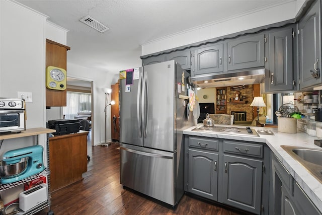 3433 Lawndale Ave, Fort Worth, TX 76133 - kitchen featuring dark wood-style floors, visible vents, gray cabinetry, stainless steel appliances, and under cabinet range hood