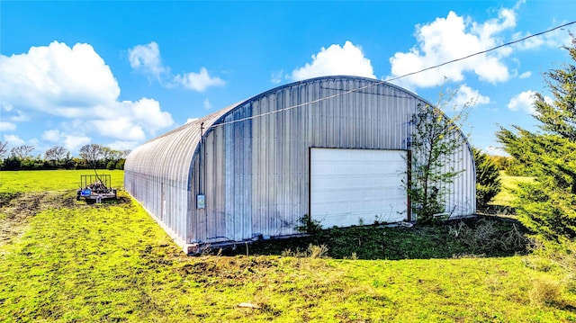 view of outdoor structure featuring an outbuilding