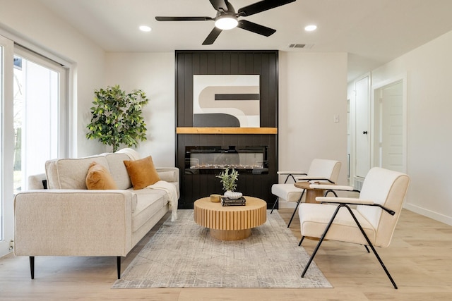 living area with visible vents, wood finished floors, recessed lighting, baseboards, and ceiling fan