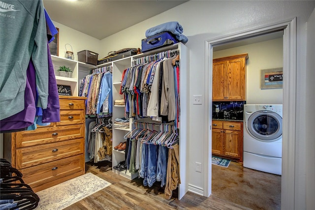 950 Rs County Road 1520, Point, TX 75472 - spacious closet with washer / dryer and wood finished floors