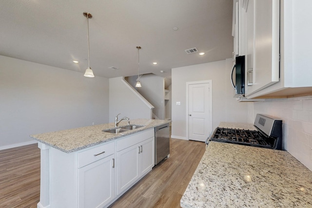 kitchen featuring light wood finished floors, a sink, appliances with stainless steel finishes, and visible vents