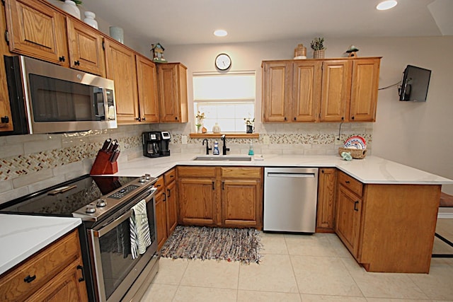 510 Canary Ln, Red Oak, TX 75154 - kitchen featuring appliances with stainless steel finishes, a sink, a peninsula, tasteful backsplash, and recessed lighting