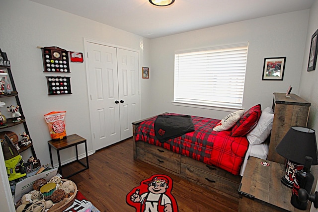 510 Canary Ln, Red Oak, TX 75154 - bedroom featuring wood finished floors and a closet