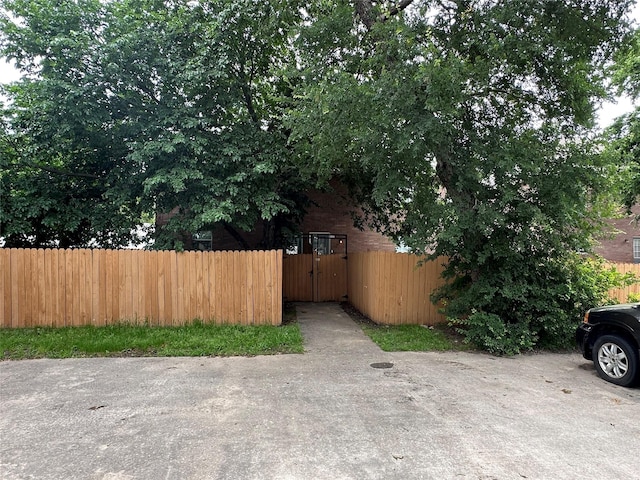 112-114 S Holly Ave, Sherman, TX 75092 - view of yard with a gate and fence