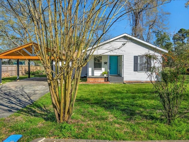 1402 Murphy Ave, Lufkin, TX 75904 - view of front facade featuring a carport and driveway