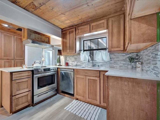 1402 Murphy Ave, Lufkin, TX 75904 - kitchen featuring stainless steel appliances, a sink, wooden ceiling, light wood finished floors, and light countertops