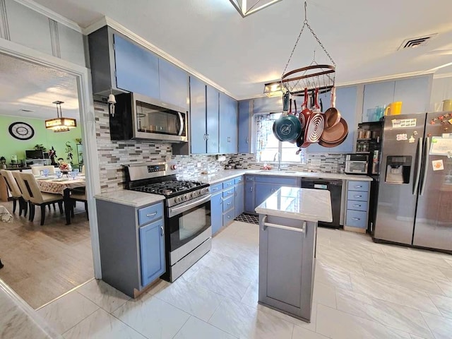 3833 Huaco Ln, Waco, TX 76710 - kitchen featuring stainless steel appliances, blue cabinetry, a sink, backsplash, and a kitchen island