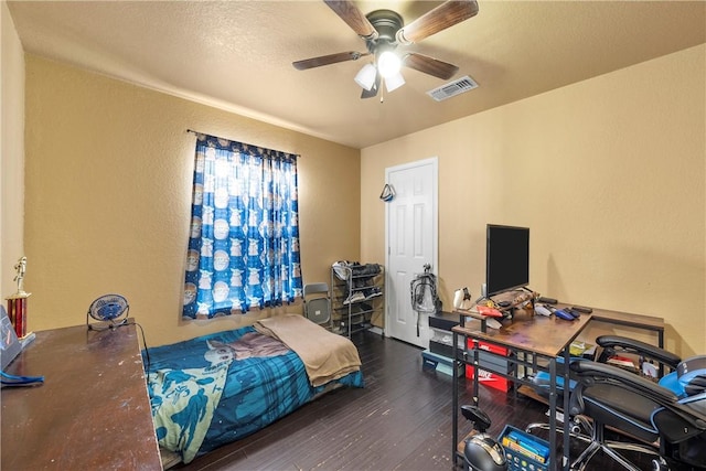 101 Hassie Ln, Waco, TX 76705 - bedroom with hardwood / wood-style flooring, a textured wall, an office area, and a ceiling fan
