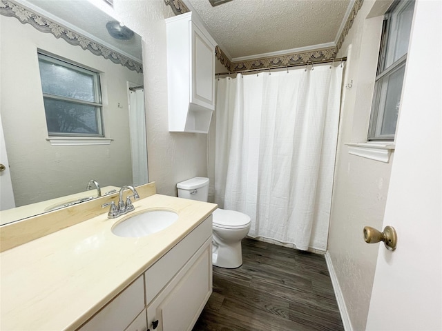 5004 Lakeshore Dr, Waco, TX 76710 - full bath featuring a textured ceiling, vanity, a shower with curtain, toilet, and wood finished floors