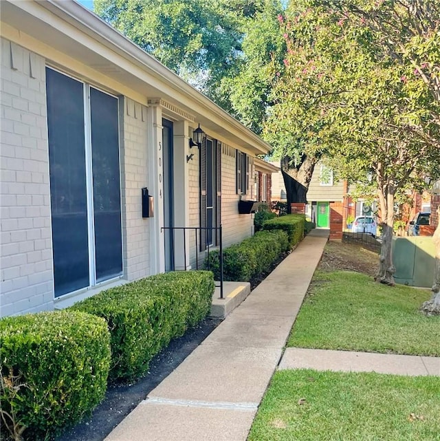 5004 Lakeshore Dr, Waco, TX 76710 - view of home's community featuring a lawn