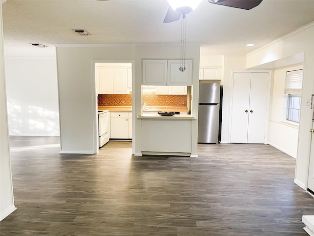 5004 Lakeshore Dr, Waco, TX 76710 - kitchen with visible vents, freestanding refrigerator, crown molding, and electric range oven