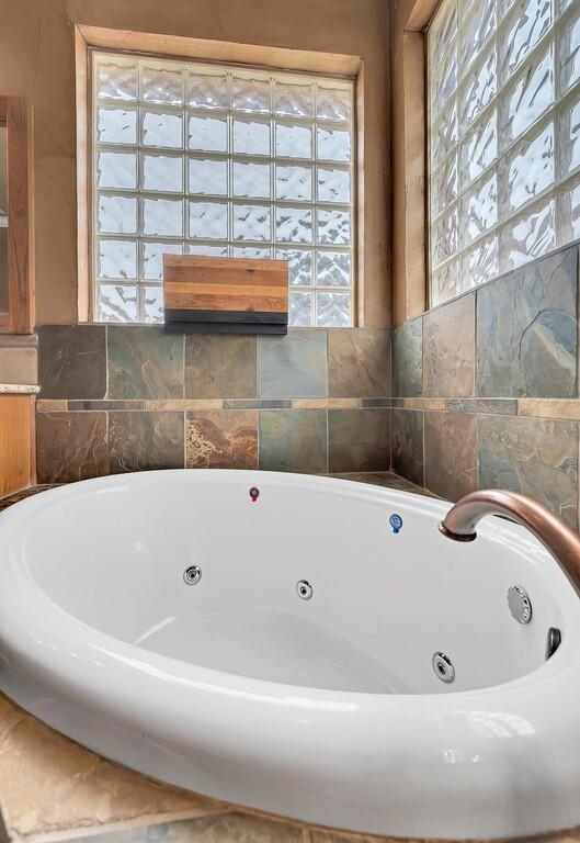 304 Chamberly Rd, Waco, TX 76712 - bathroom with a whirlpool tub