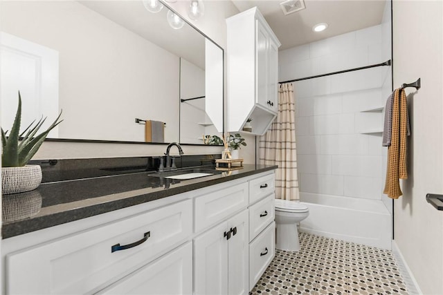 full bathroom featuring shower / bath combo, toilet, baseboards, visible vents, and vanity