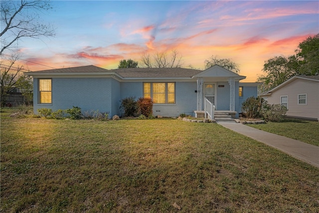 view of front of home featuring a lawn