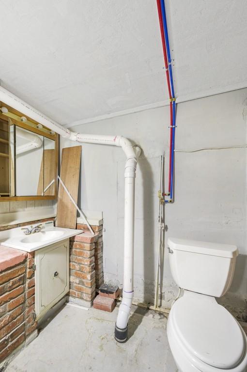 433 Sharron Dr, Woodway, TX 76712 - bathroom with toilet, vanity, and concrete floors