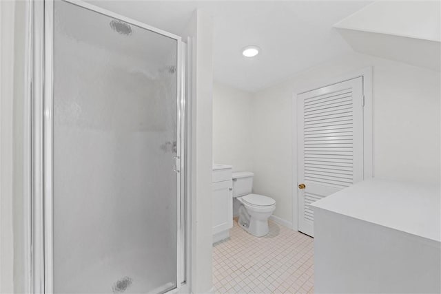 3100 Austin Ave, Waco, TX 76710 - bathroom featuring toilet, vaulted ceiling, tile patterned flooring, and a stall shower