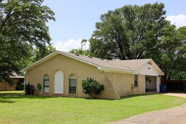 332 Crescent Dr, Hewitt, TX 76643 - view of front of home featuring concrete driveway, a front yard, brick siding, and a garage