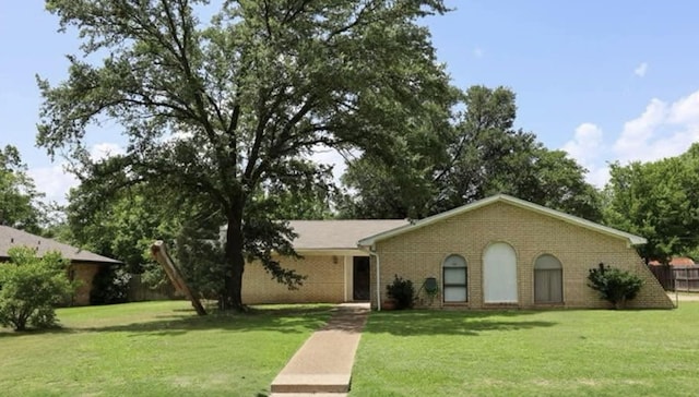 332 Crescent Dr, Hewitt, TX 76643 - ranch-style home with a front lawn and brick siding