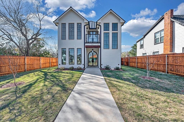 707 S 9th St, Waco, TX 76706 - view of front facade with a front yard and a fenced backyard