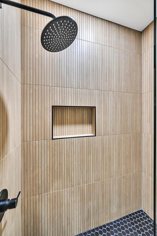 707 S 9th St, Waco, TX 76706 - room details featuring a tile shower