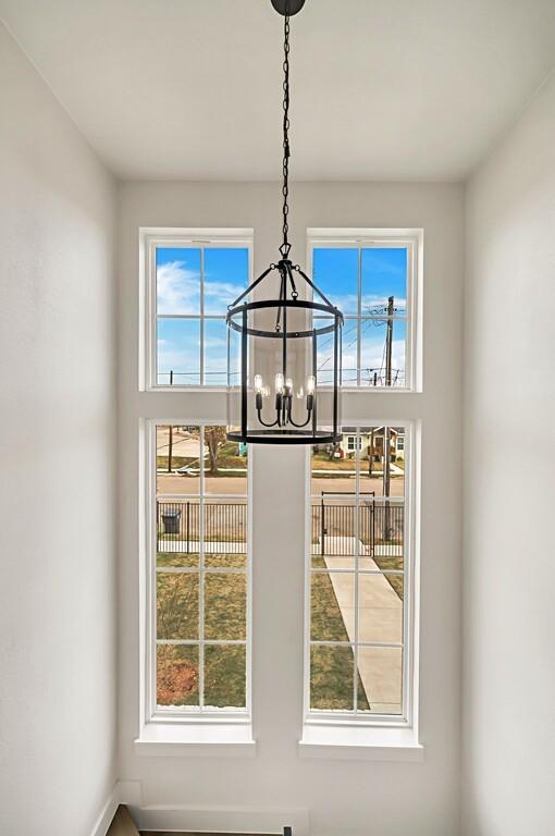 707 S 9th St, Waco, TX 76706 - interior details with a notable chandelier