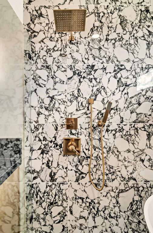 707 S 9th St, Waco, TX 76706 - room details with a tile shower