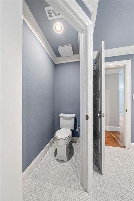 2901 Woodland Dr, Waco, TX 76710 - bathroom featuring visible vents, toilet, crown molding, and baseboards