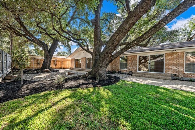2901 Woodland Dr, Waco, TX 76710 - view of yard with a patio and fence