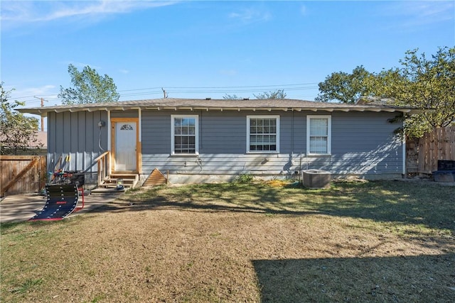 511 N Abbott St, Hillsboro, TX 76645 - view of front facade featuring cooling unit, fence, a front yard, and entry steps