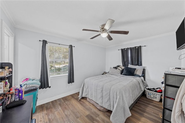 511 N Abbott St, Hillsboro, TX 76645 - bedroom featuring a ceiling fan, crown molding, baseboards, and wood finished floors