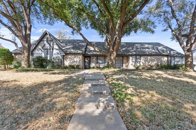 view of front of house featuring a front yard