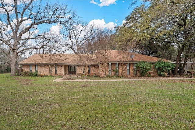 ranch-style house featuring a front lawn and brick siding