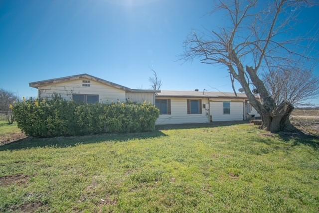 view of front of home featuring a front lawn