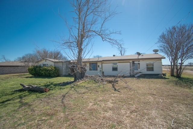 single story home featuring a lawn