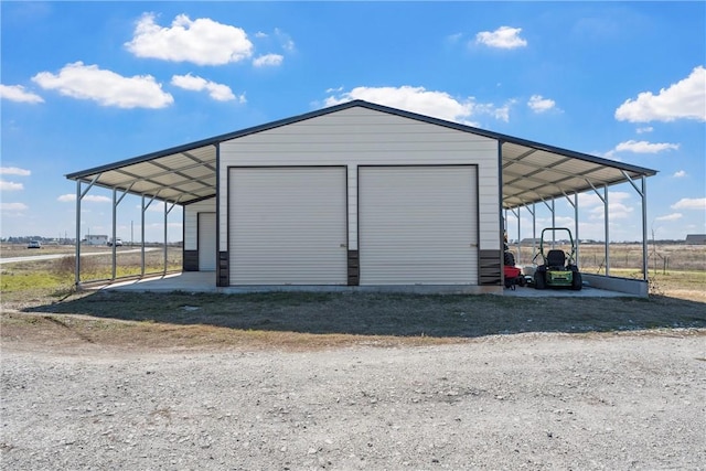 view of outdoor structure featuring an outbuilding
