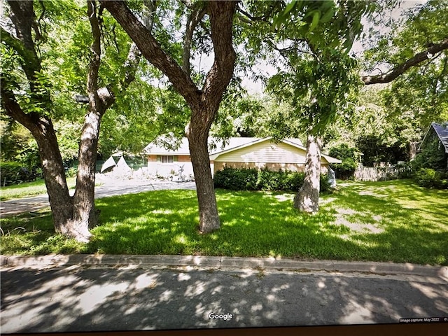 view of front facade featuring a front yard