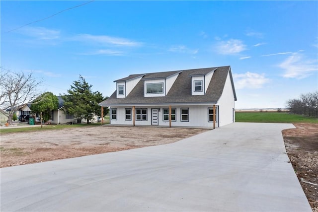 view of front facade with driveway