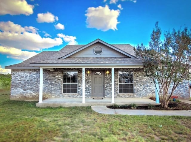 view of front facade with a front yard