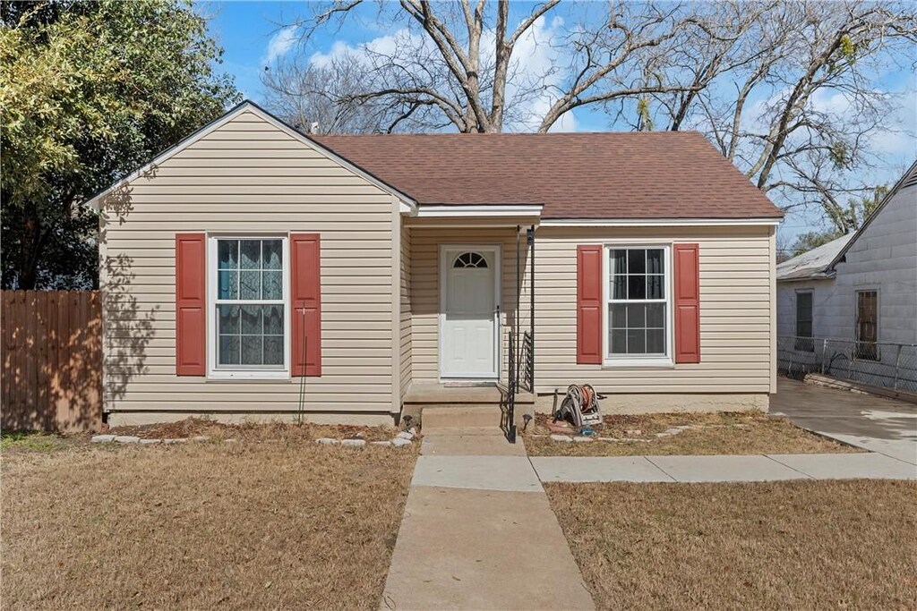 2821 Windsor Ave, Waco, TX 76708 - bungalow featuring a front lawn, fence, and roof with shingles