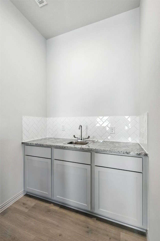 1436 Odette Dr, Arlington, TX 76013 - bar area with tasteful backsplash and wood finished floors