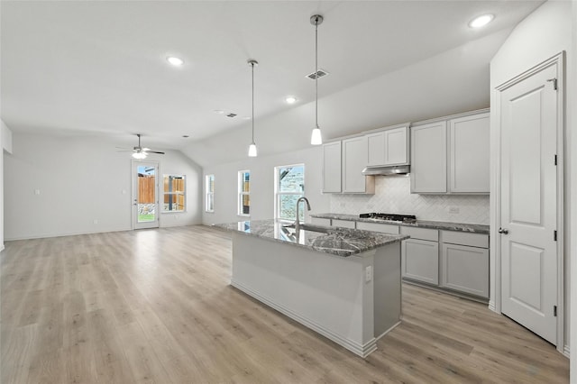 1436 Odette Dr, Arlington, TX 76013 - kitchen with vaulted ceiling, stainless steel gas cooktop, under cabinet range hood, backsplash, and a ceiling fan